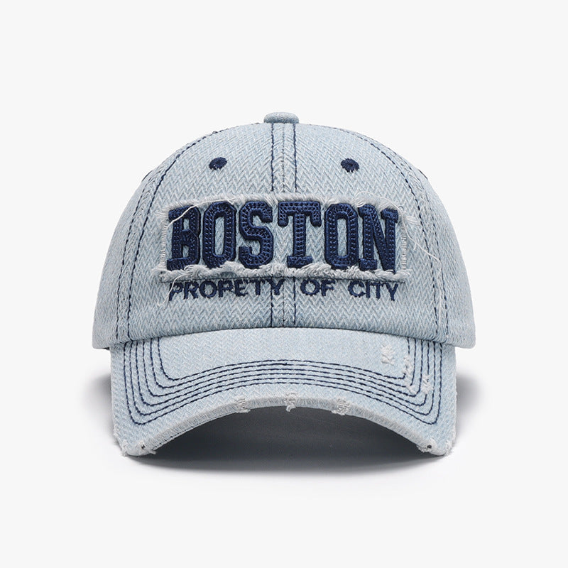 Gorra casual de estilo urbano en color azul claro con bordado de 'BOSTON' y diseño desgastado