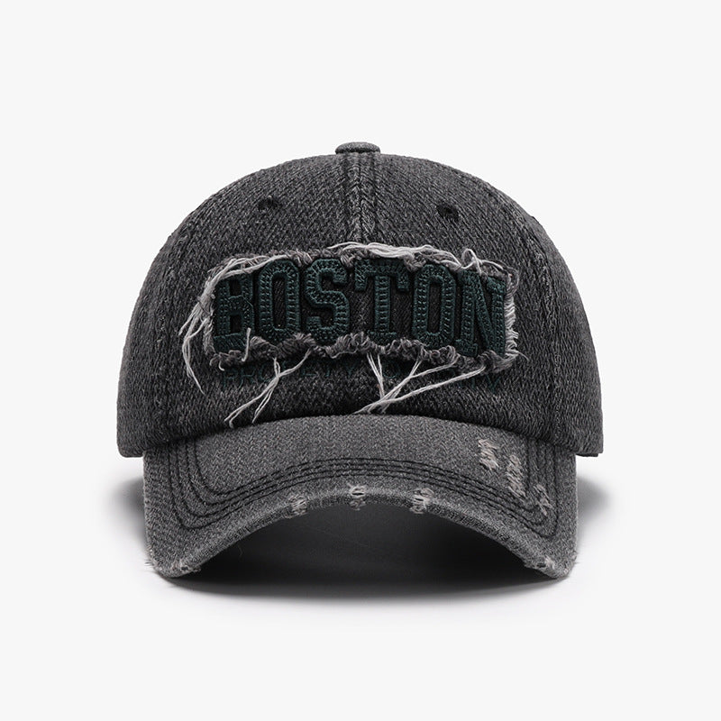 Gorra casual de estilo urbano en color gris con detalles desgastados y bordado de Boston