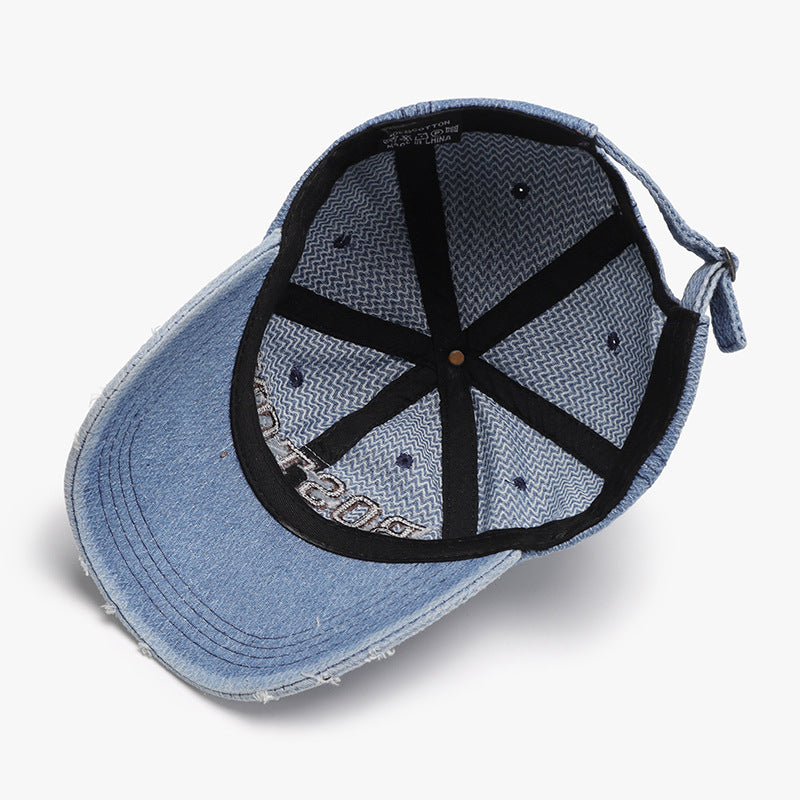 Gorra casual de estilo urbano en denim claro con diseño desgastado y ajuste trasero ajustable