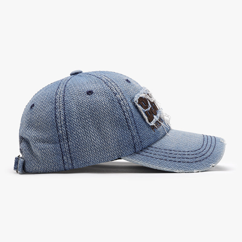 Gorra casual de estilo urbano en denim azul con detalles desgastados y diseño moderno