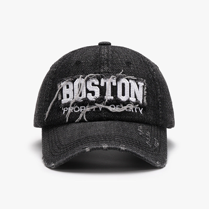 Gorra casual de estilo urbano con diseño desgastado y bordado de Boston en color gris oscuro