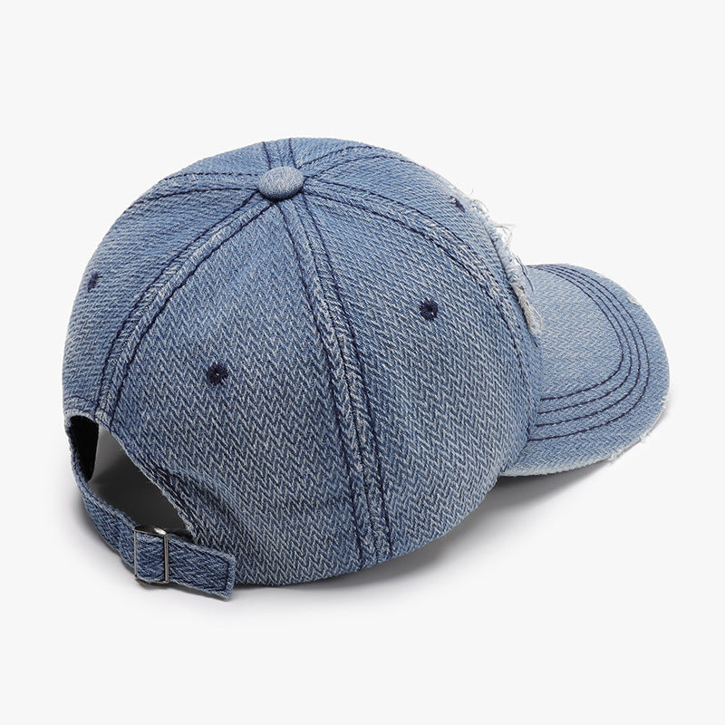 Gorra casual de estilo urbano en denim azul con detalles desgastados y cierre ajustable