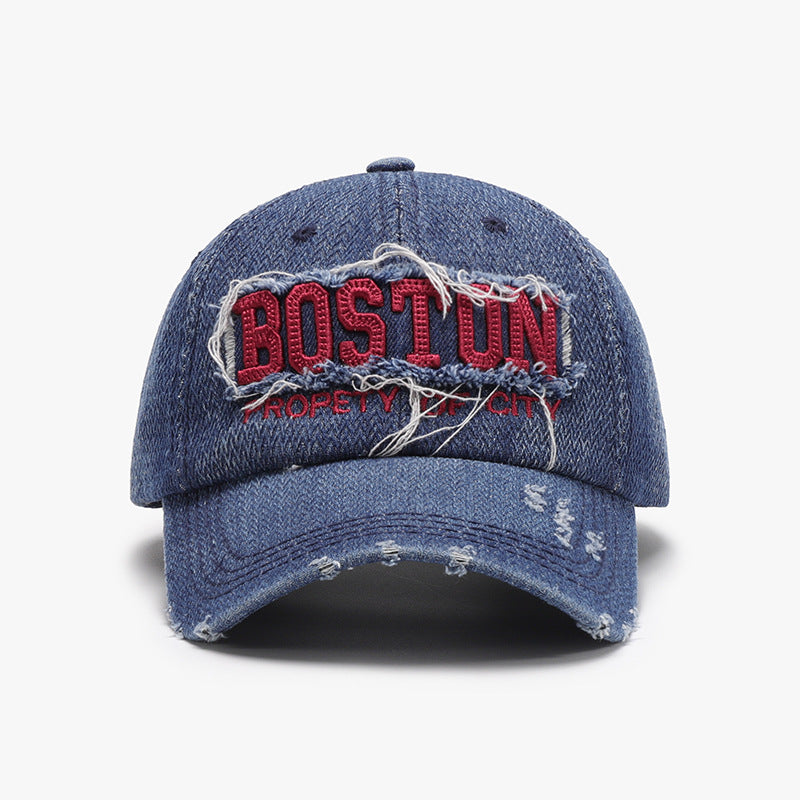 Gorra casual de estilo urbano azul con bordado rojo de Boston y detalles desgastados