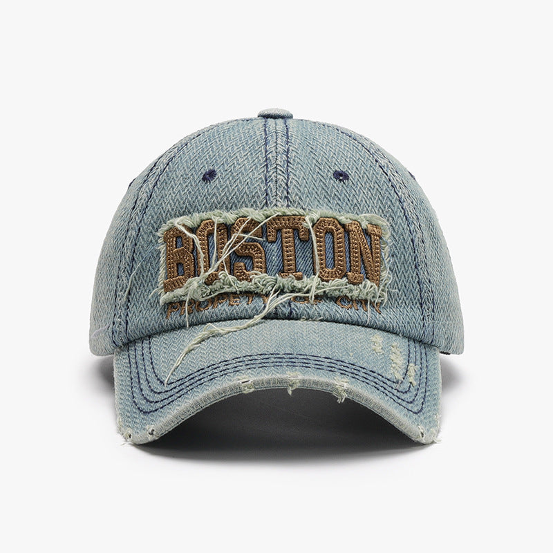 Gorra casual de estilo urbano de denim desgastado con bordado en color marrón claro.