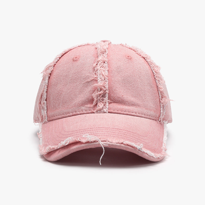 Gorra de béisbol de algodón rosa desgastada con detalles rasgados y estilo casual