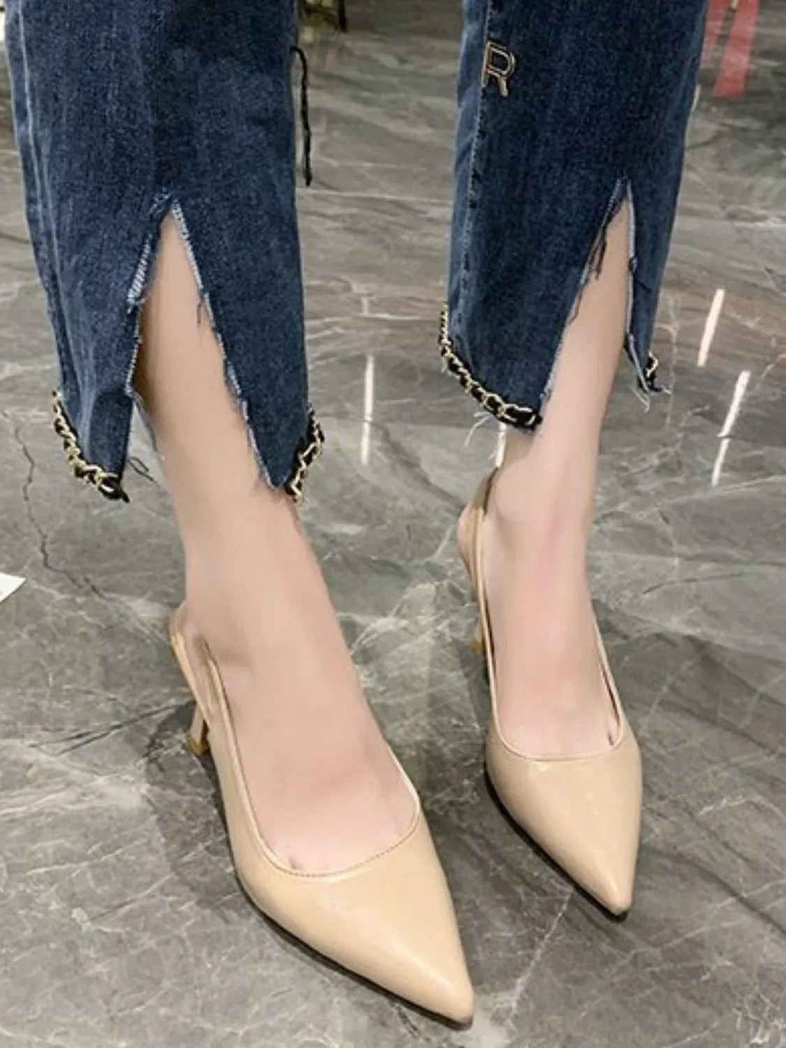 Zapatos de tacones con punta puntiaguda mujer en color nude, ideales para ocasiones elegantes