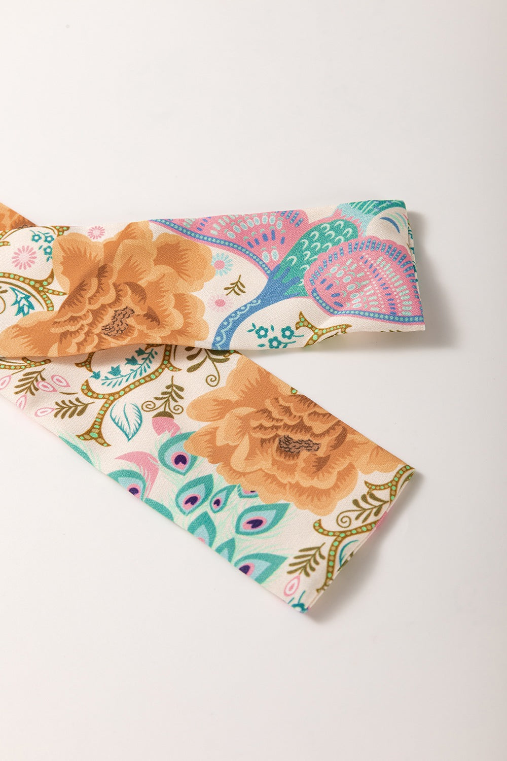 Detalle de un vestido estampado elegante con mangas y diseño floral colorido