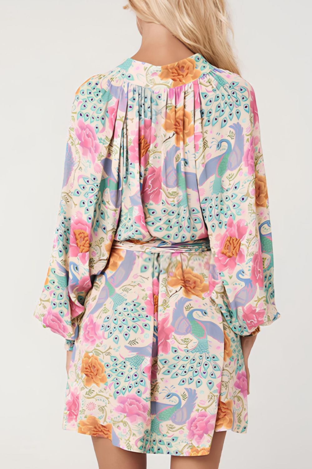 Vista trasera de un vestido estampado elegante con mangas largas y diseño floral colorido de Trendsi