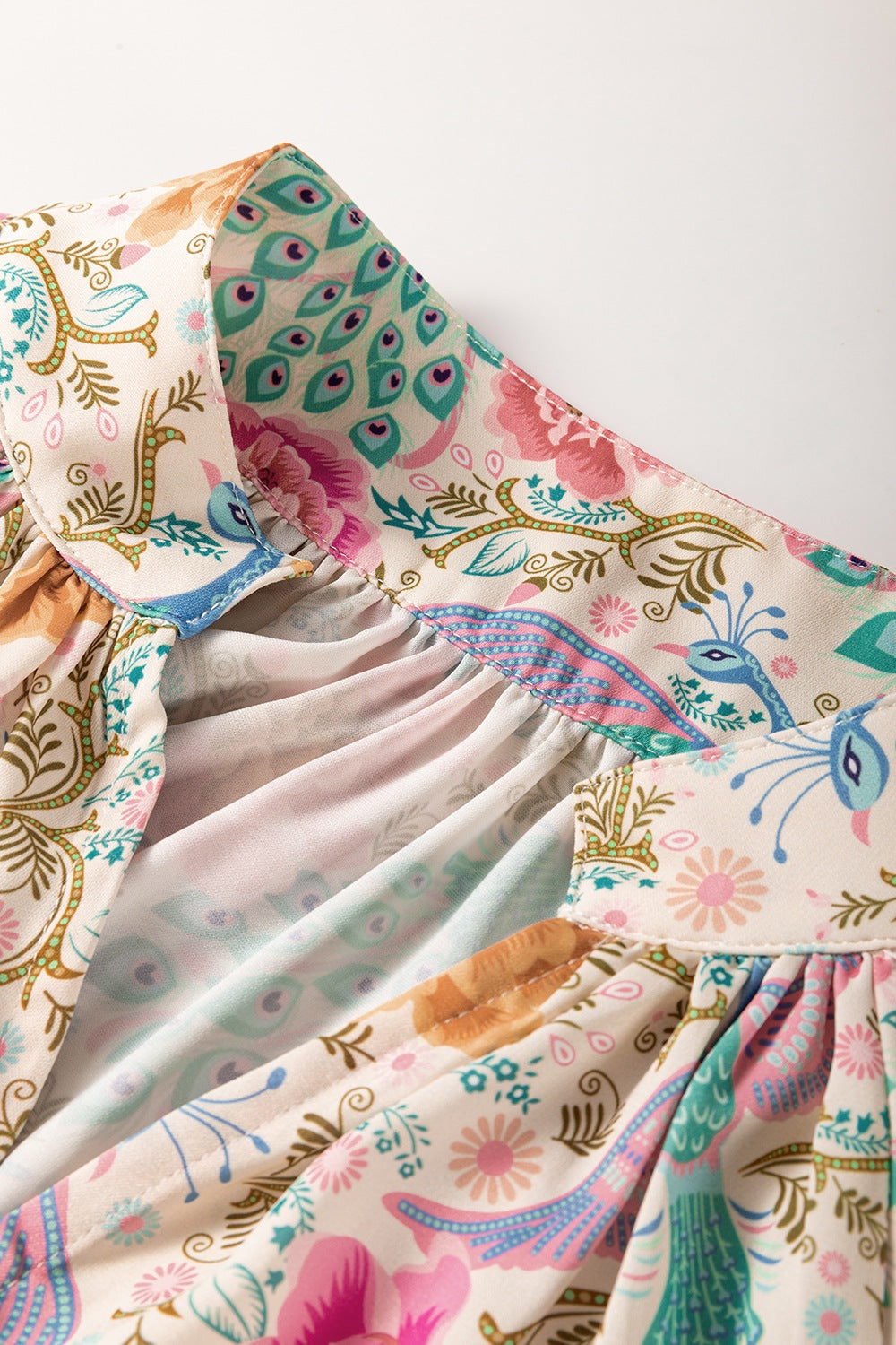 Close-up del cuello y mangas del vestido estampado elegante de Trendsi con diseños vibrantes y detalles florales