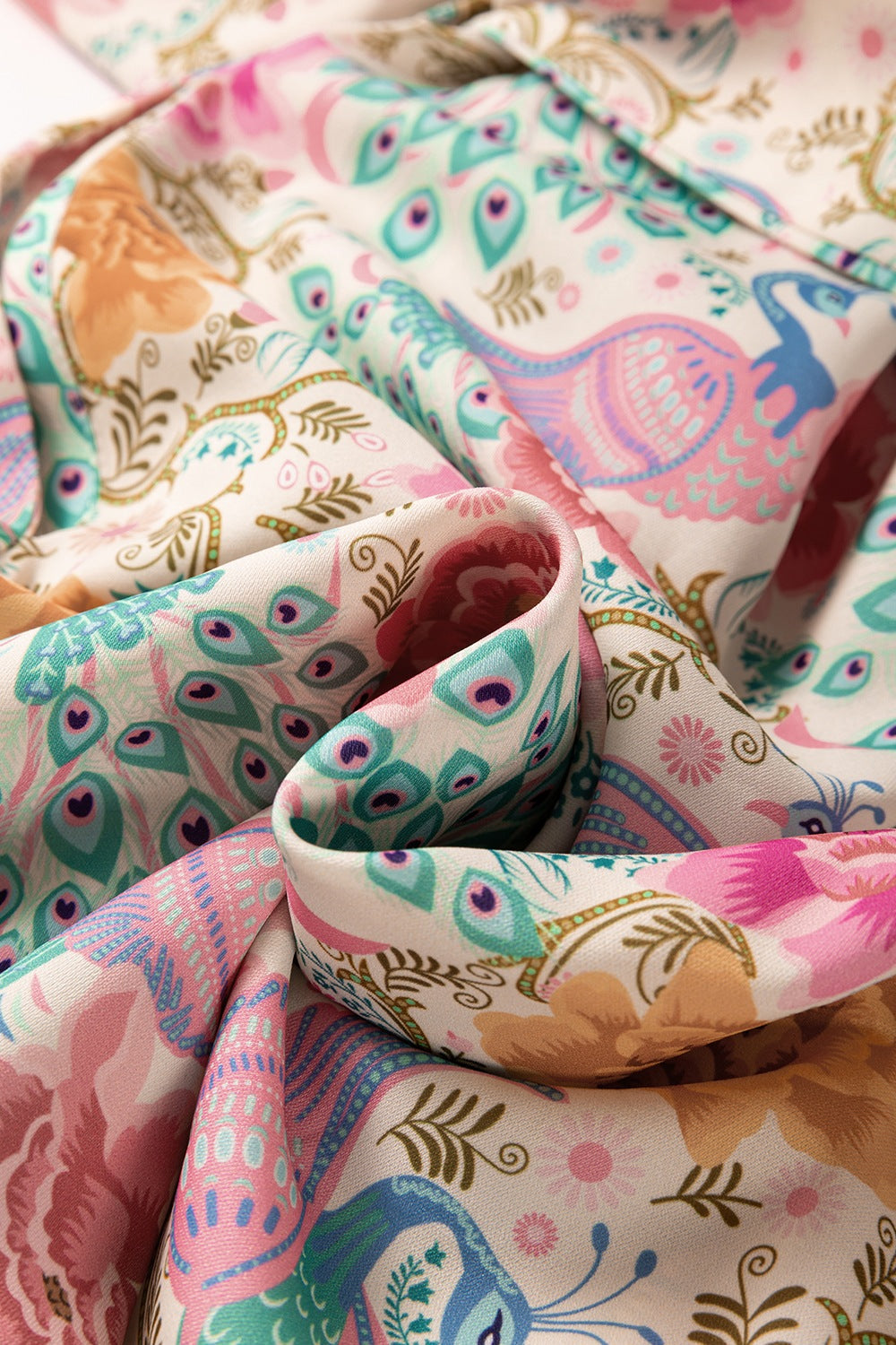 Detalle del tejido de un vestido estampado elegante con motivos florales y colores vibrantes