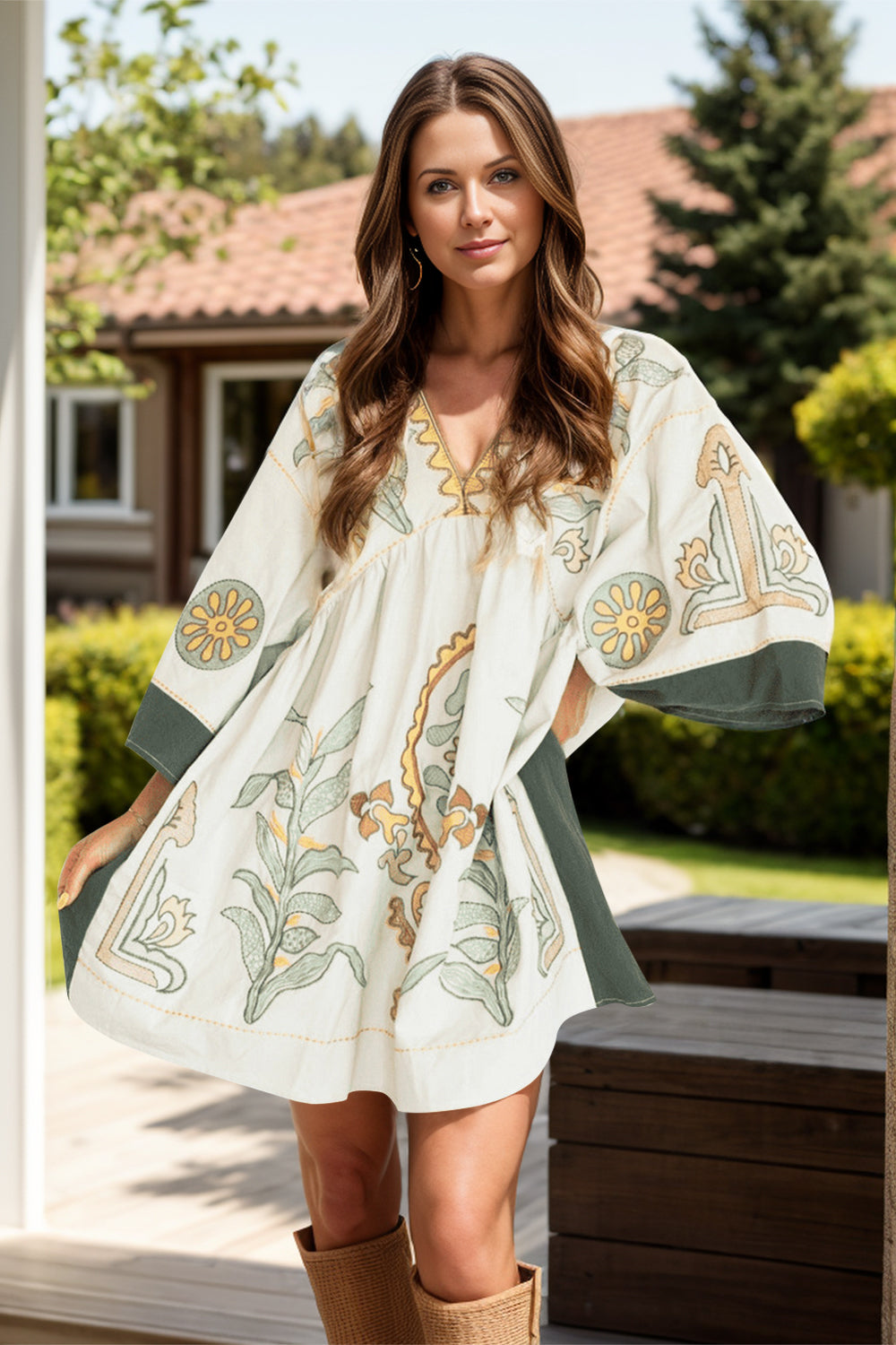 Mini vestido manga tres cuartos con estampado floral en tonos claros y detalles en verde