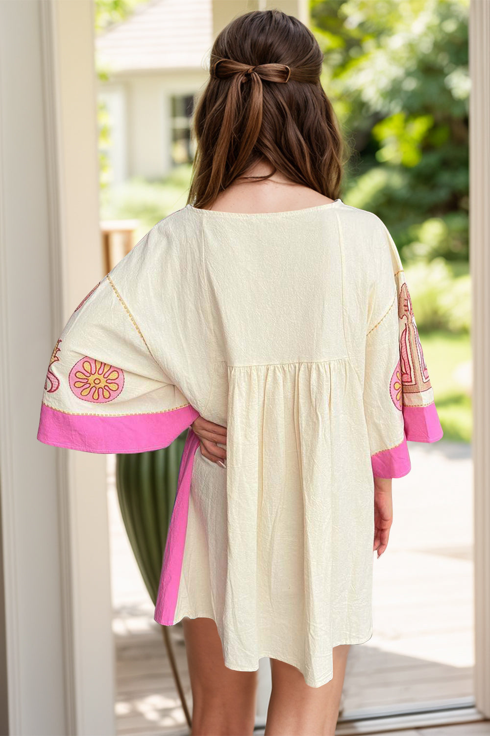 Mini vestido de Trendsi con diseño de vestido manga tres cuartos en color crema y detalles en rosa