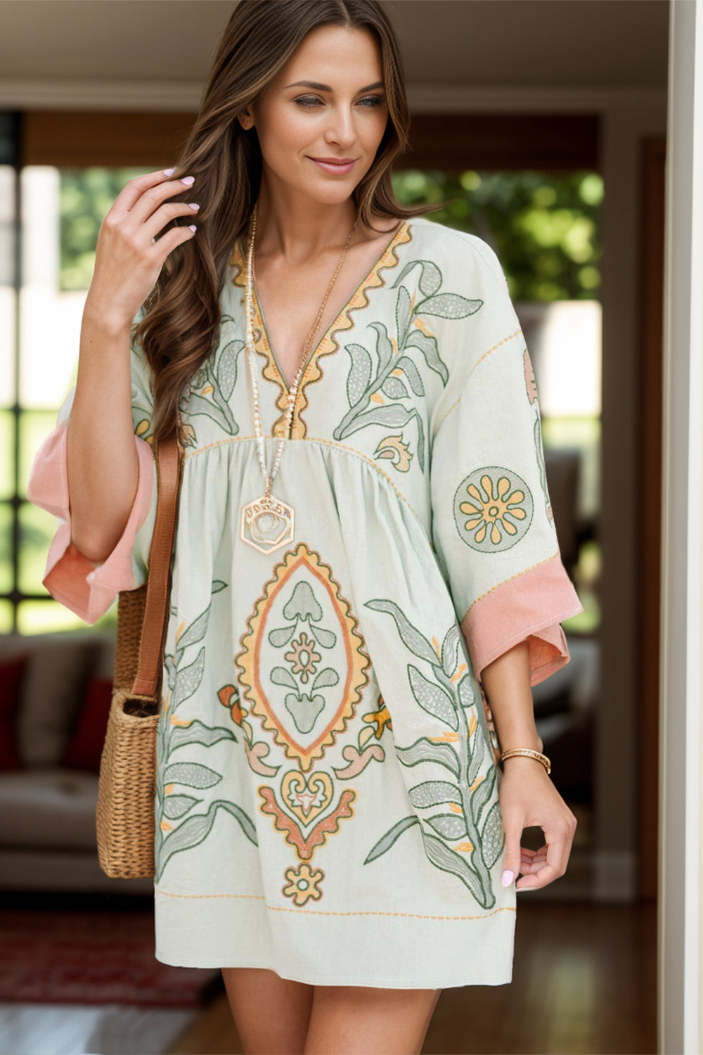 Mini vestido manga tres cuartos con bordados coloridos y detalles florales para estilo veraniego