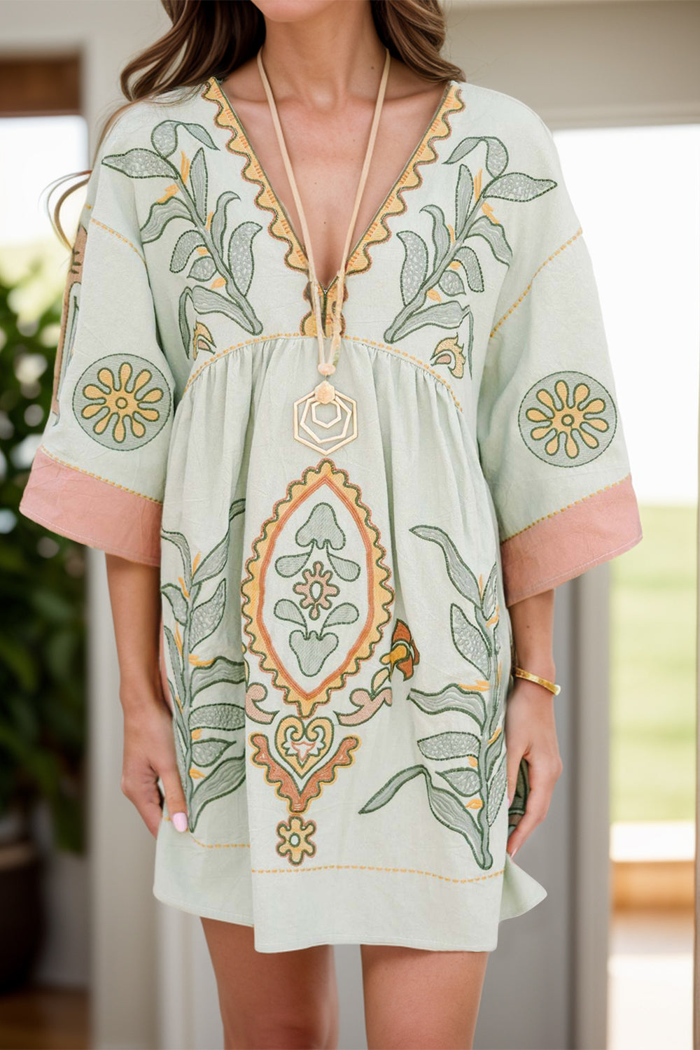 Mini vestido verde con bordados florales y vestido manga tres cuartos para un look fresco y elegante