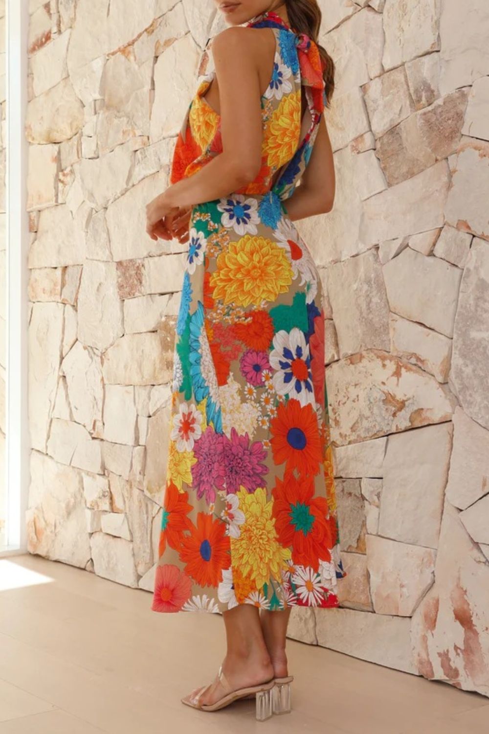 Vestido sin mangas elegante mujer con flores coloridas y detalle en la espalda