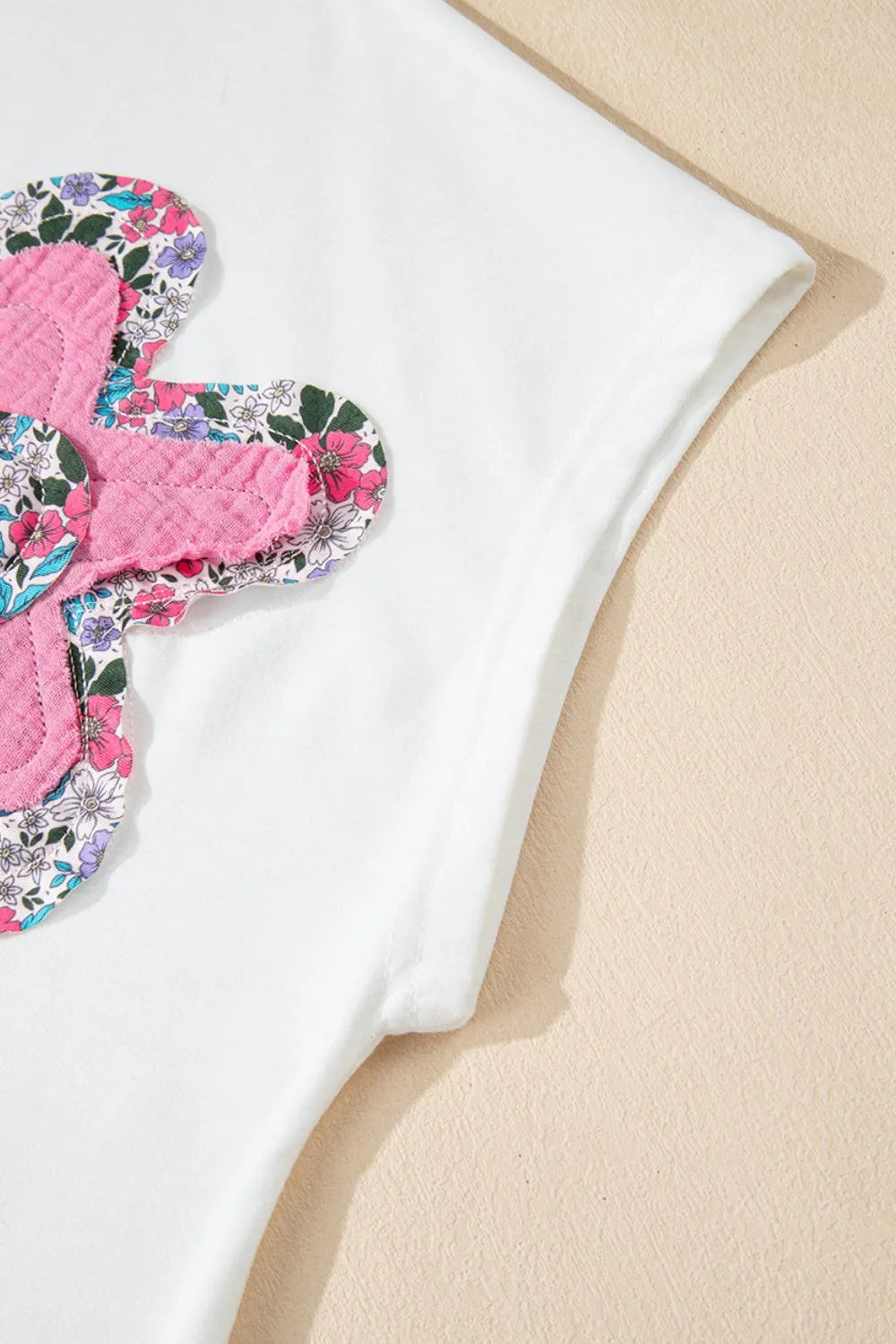 Blusa floral con mangas dolman blanca con diseño de flor colorida en la parte superior
