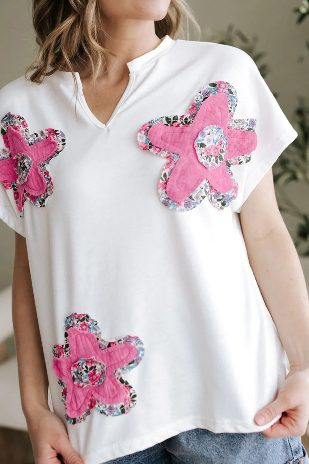 Blusa floral con mangas dolman blanca con adornos de flores rosas para un look fresco y moderno