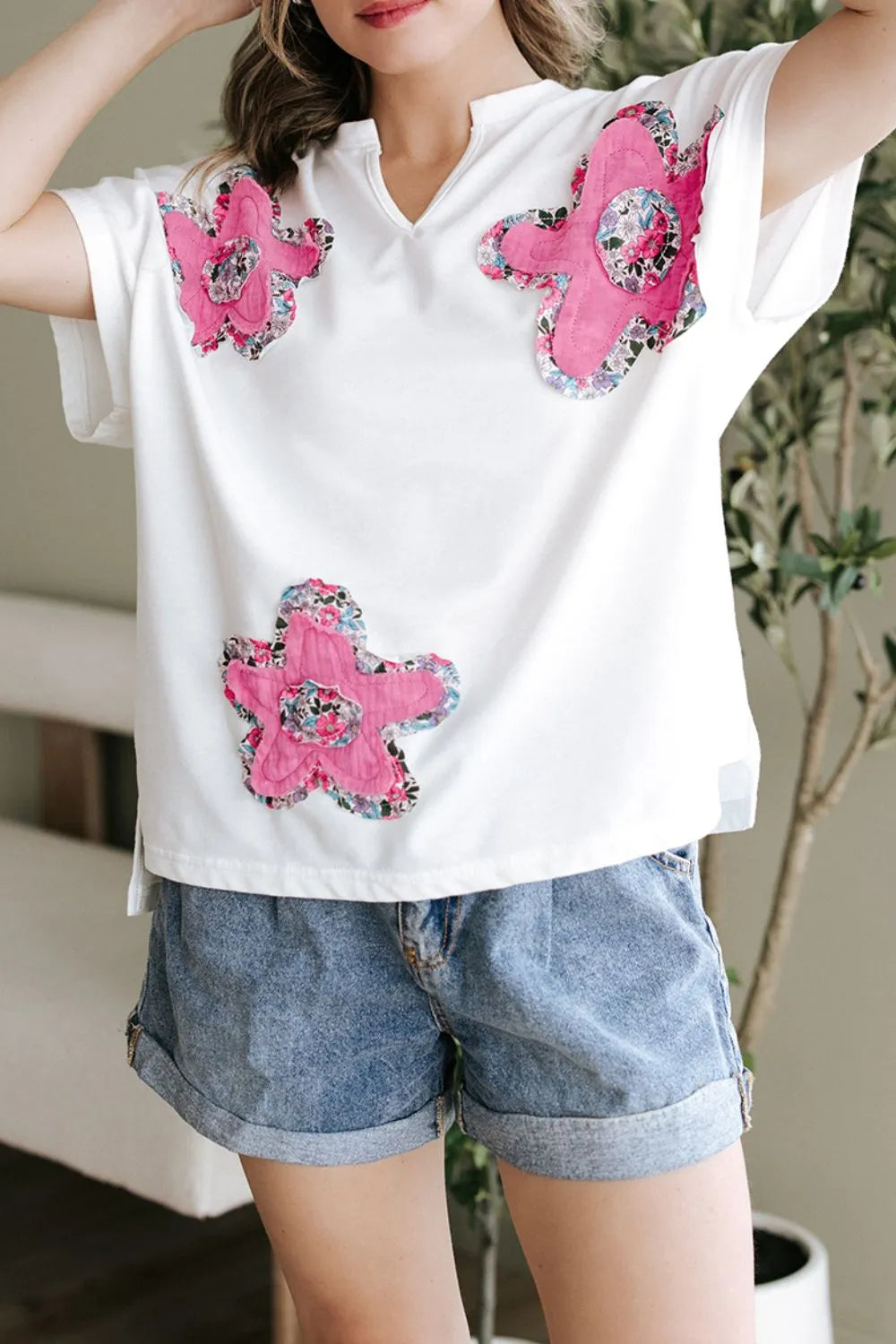 Blusa floral con mangas dolman en blanco con estampado de flores coloridas para un look casual