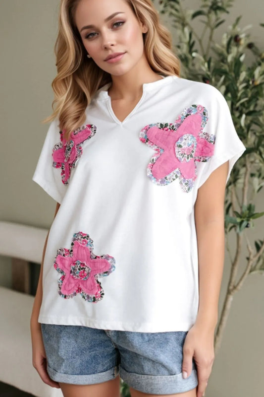 Blusa floral con mangas dolman en blanco con estampado de flores rosas para un look fresco y moderno