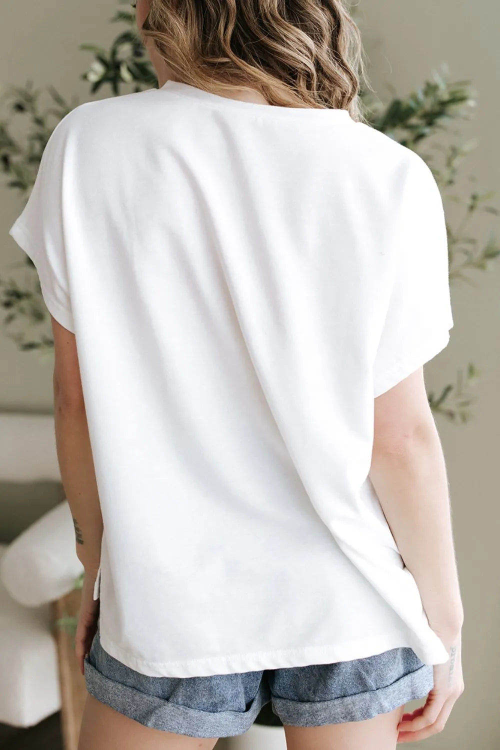 Blusa floral con mangas dolman en color blanco, ideal para un look fresco y cómodo en primavera