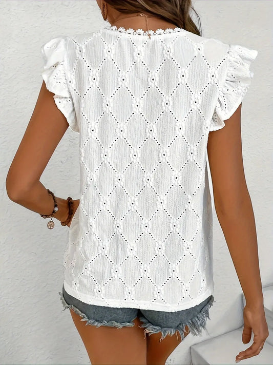 Blusa ojales con volantes blanca con diseño de encaje y mangas cortas para un look elegante