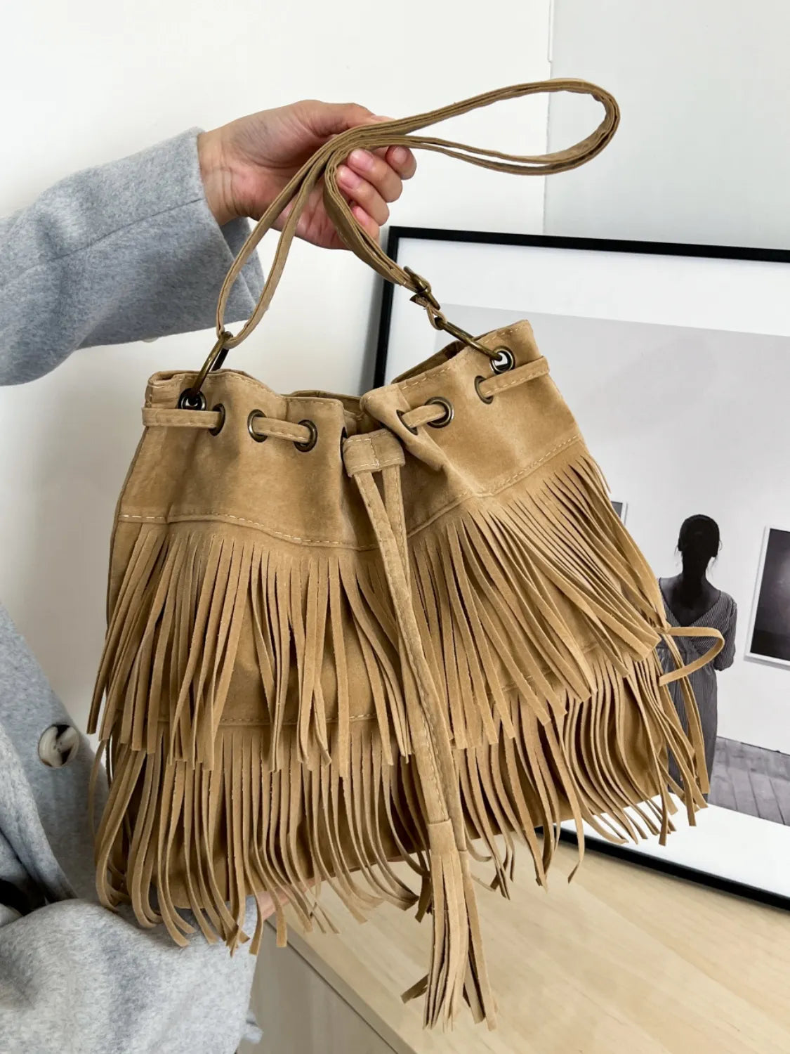 Bolso de hombro elegante con flecos de ante en color marrón, ideal para un estilo moderno y chic