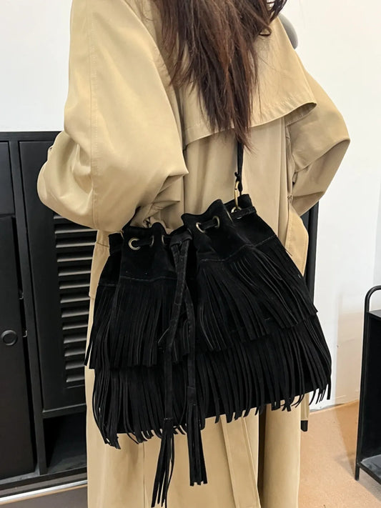 Bolso de hombro elegante de ante negro con flecos y diseño moderno ideal para cualquier ocasión