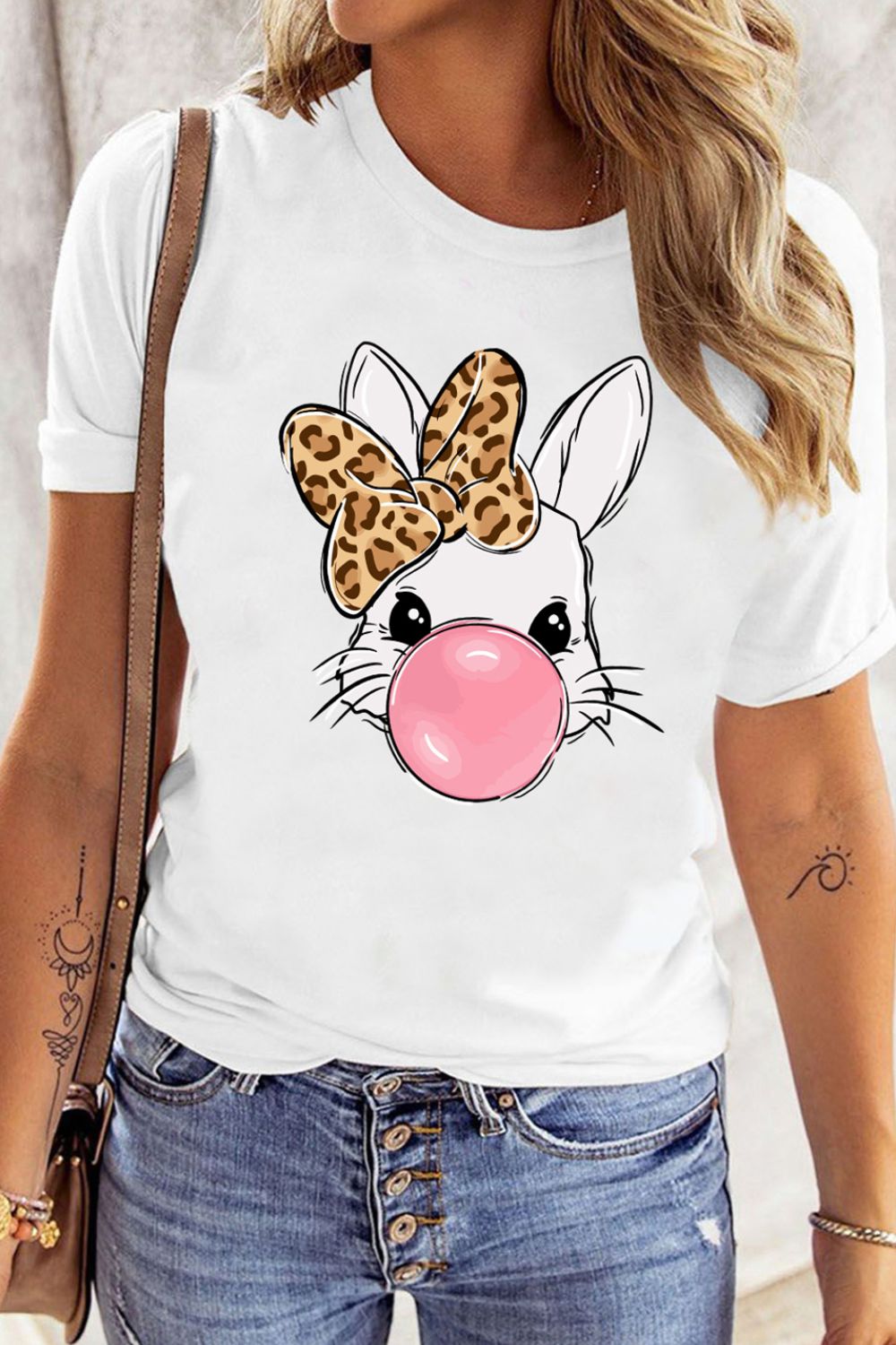Camiseta estampado conejo blanca con diseño de conejo y moño de leopardo para un look divertido