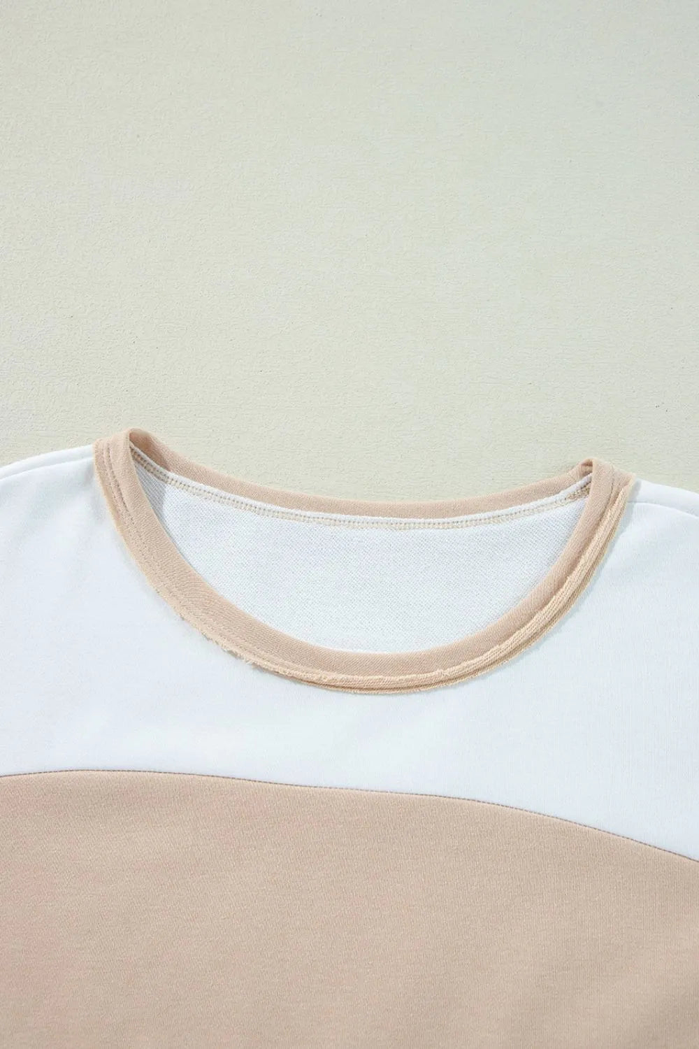 Camiseta túnica mujer en colores neutros con cuello redondo y diseño moderno