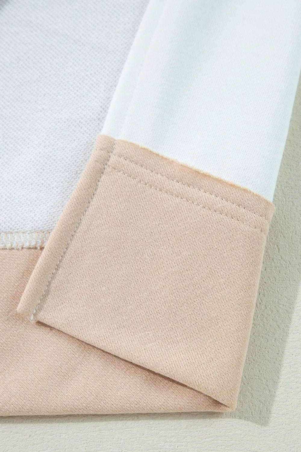 Detalle de la camiseta túnica mujer de Trendsi con mangas en color beige y diseño elegante