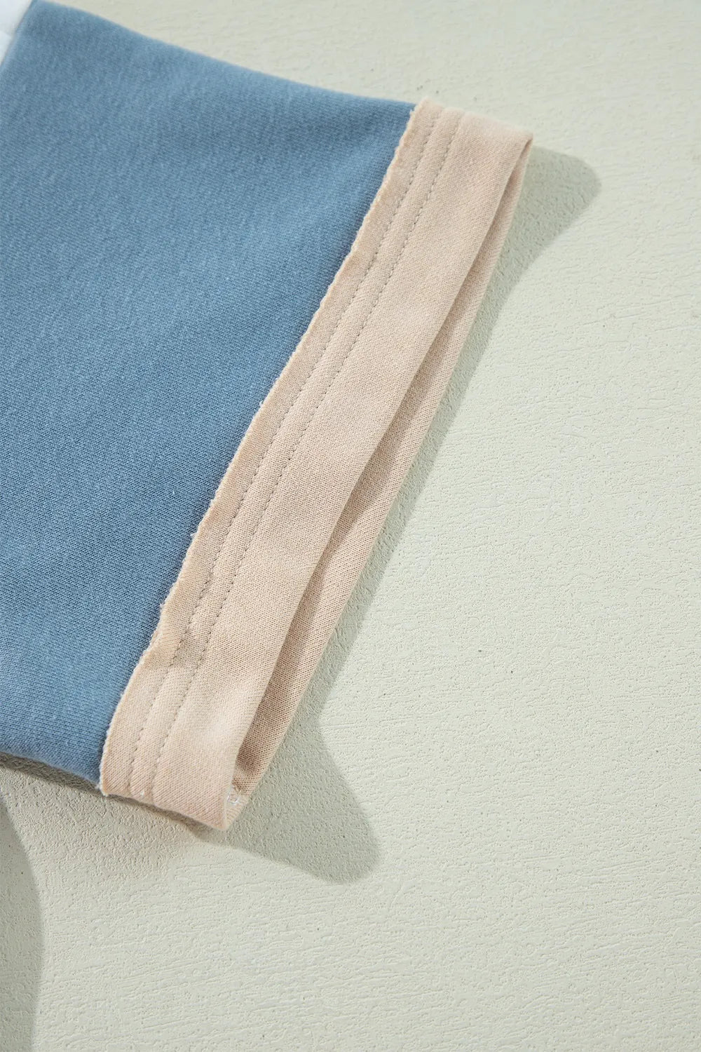 Detalle de la camiseta túnica mujer de Trendsi con mangas en color azul y beige
