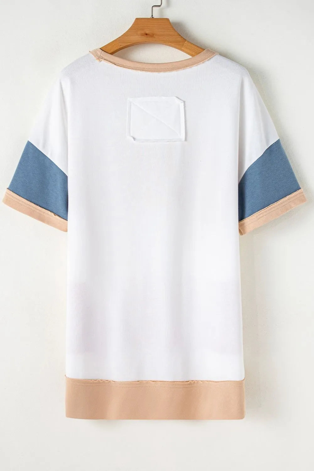 Camiseta túnica mujer de Trendsi con diseño moderno en colores blanco, azul y nude, vista trasera