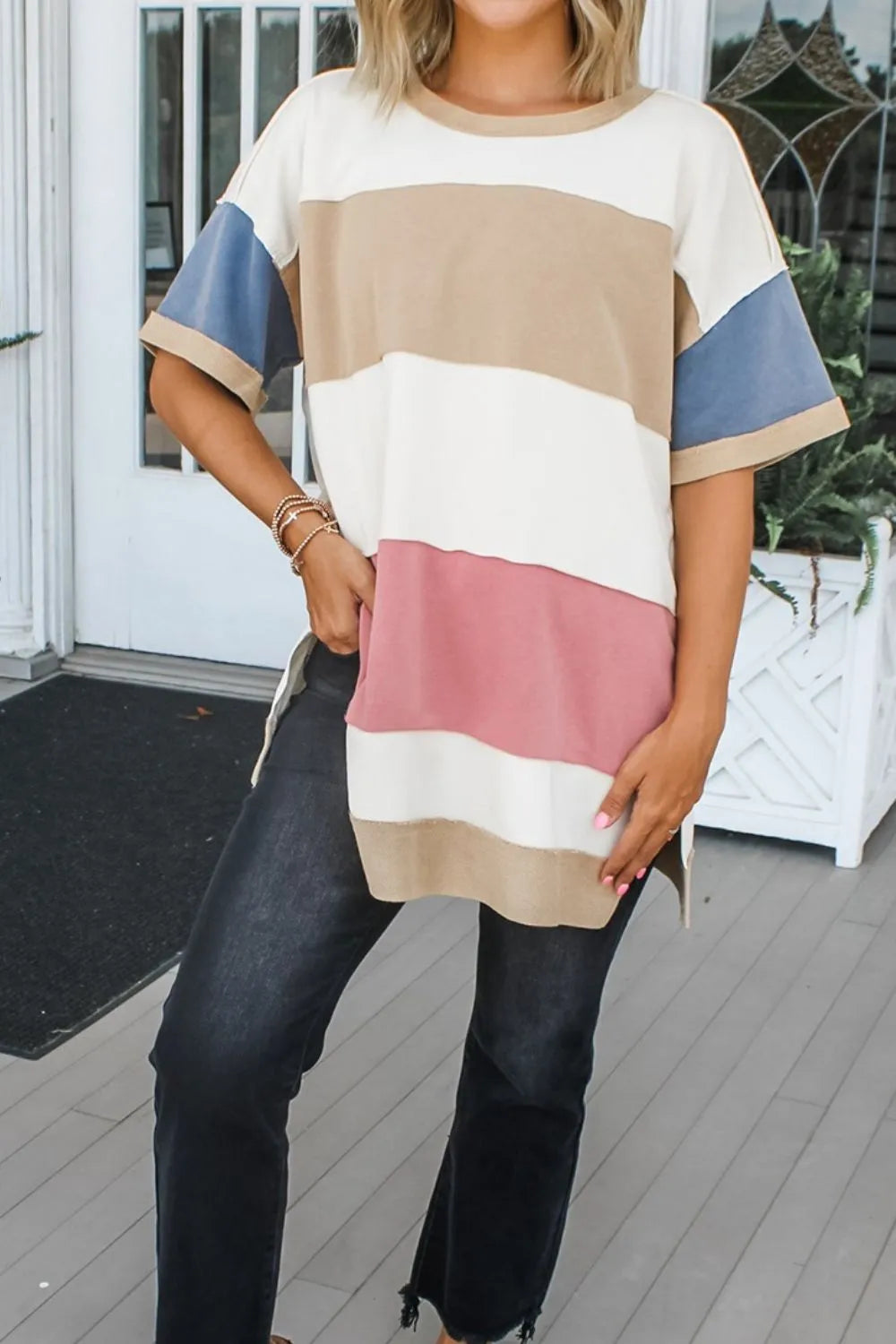 Camiseta túnica mujer de colores marrón, beige y rosa con cortes laterales y tela suave