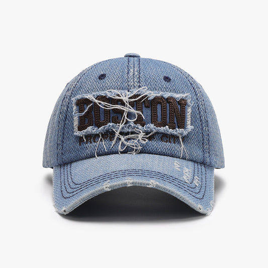 Gorra casual de estilo urbano en denim claro con diseño desgastado y bordado de Boston