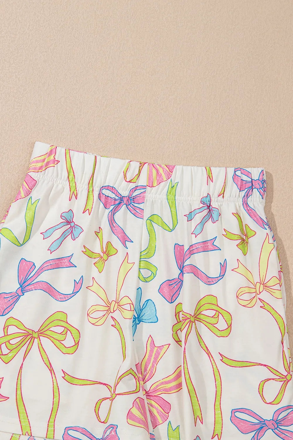 Pantalones cortos casuales colores con diseño de lazos en tonos vibrantes sobre fondo blanco