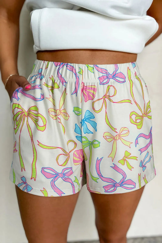 Pantalones cortos casuales colores con estampado de lazos en diferentes tonos sobre fondo claro