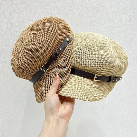 Sombrero de paja con hebilla en tonos marrón y beige, ideal para el verano y ocasiones informales