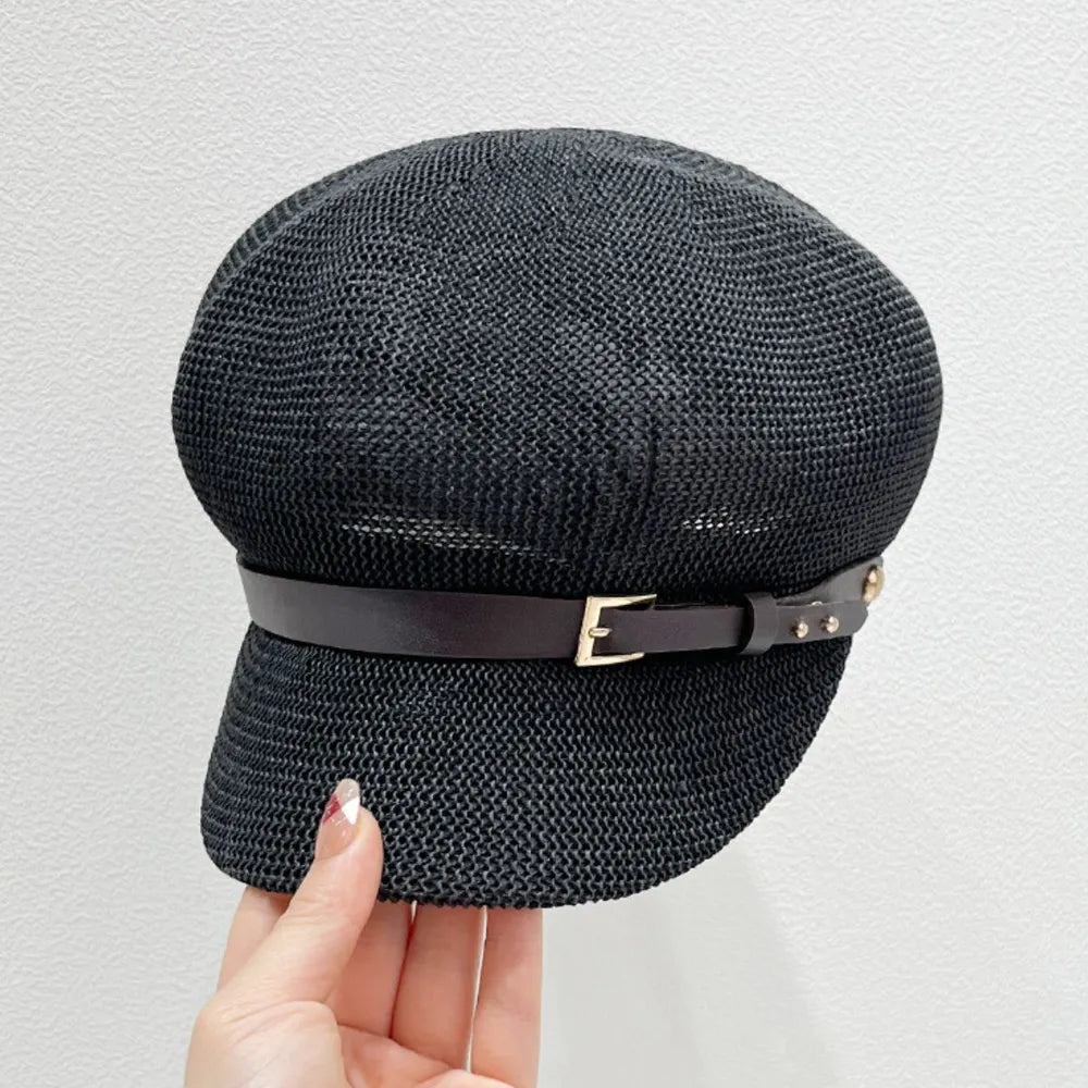 Sombrero de paja con hebilla en color negro, ideal para combatir el sol con estilo.