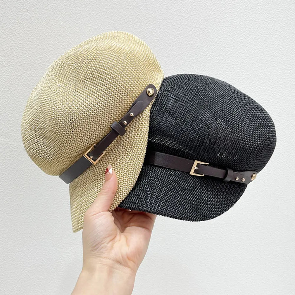 Sombrero de paja con hebilla en colores negro y crema, ideal para el verano y eventos al aire libre