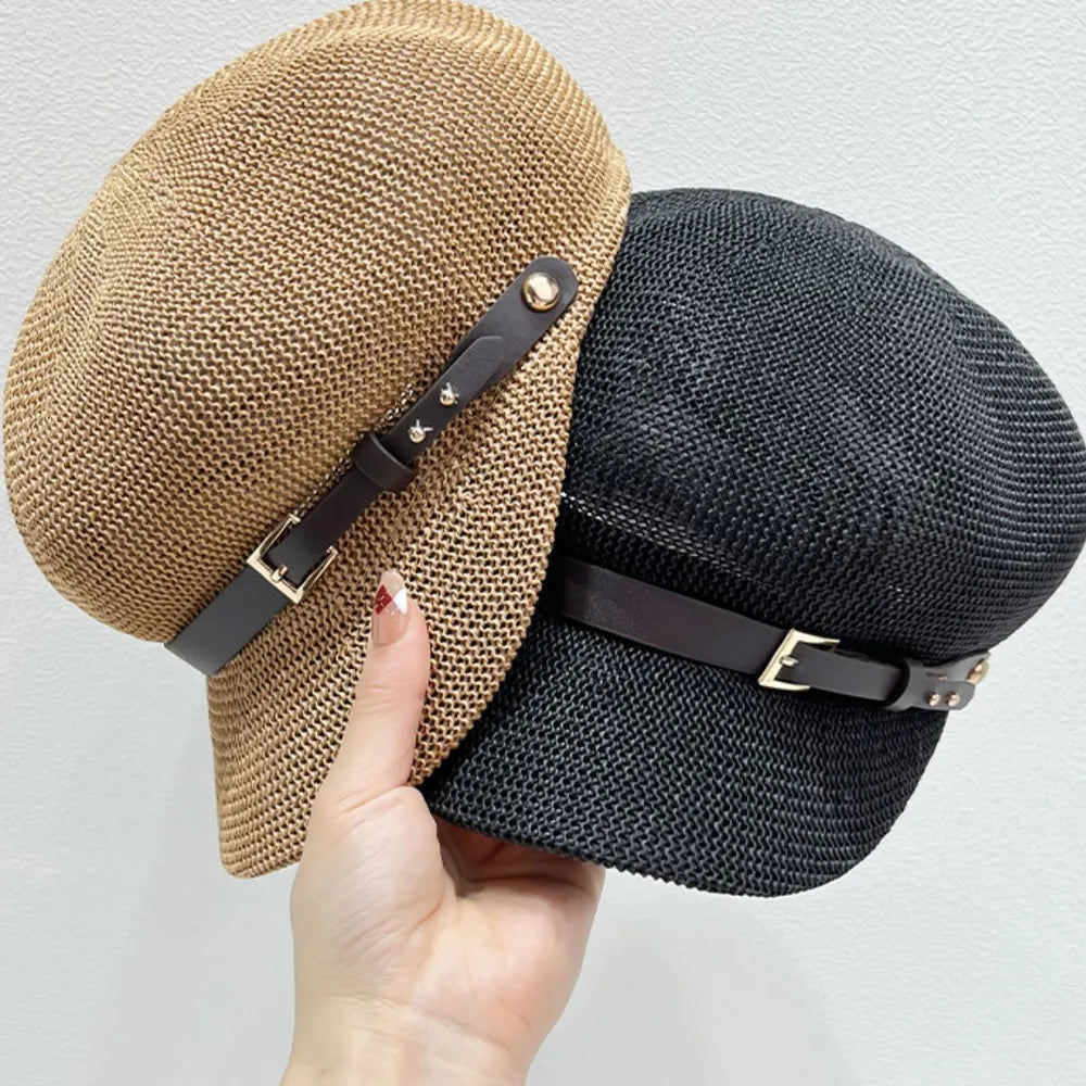 Sombrero de paja con hebilla en tonos beige y negro, ideal para el verano