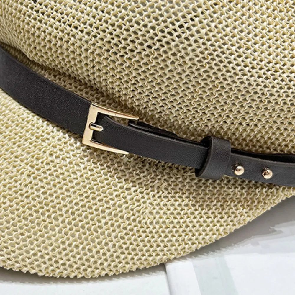 Sombrero de paja con hebilla negra elegante para un look veraniego y moderno