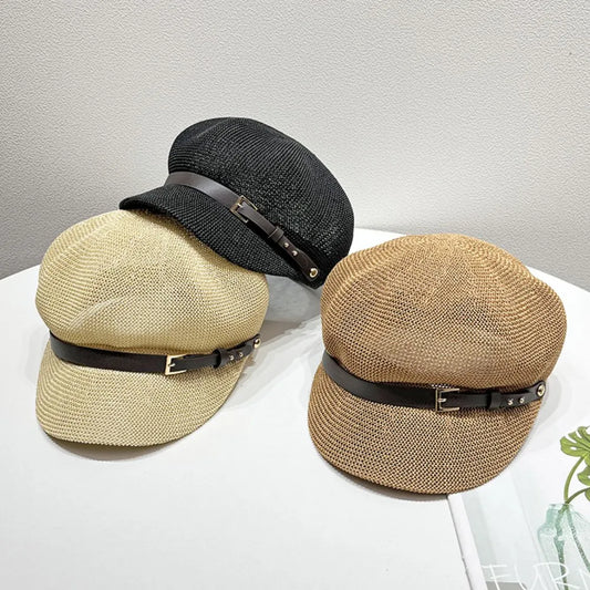 Sombrero de paja con hebilla en colores beige, negro y marrón, ideal para el verano
