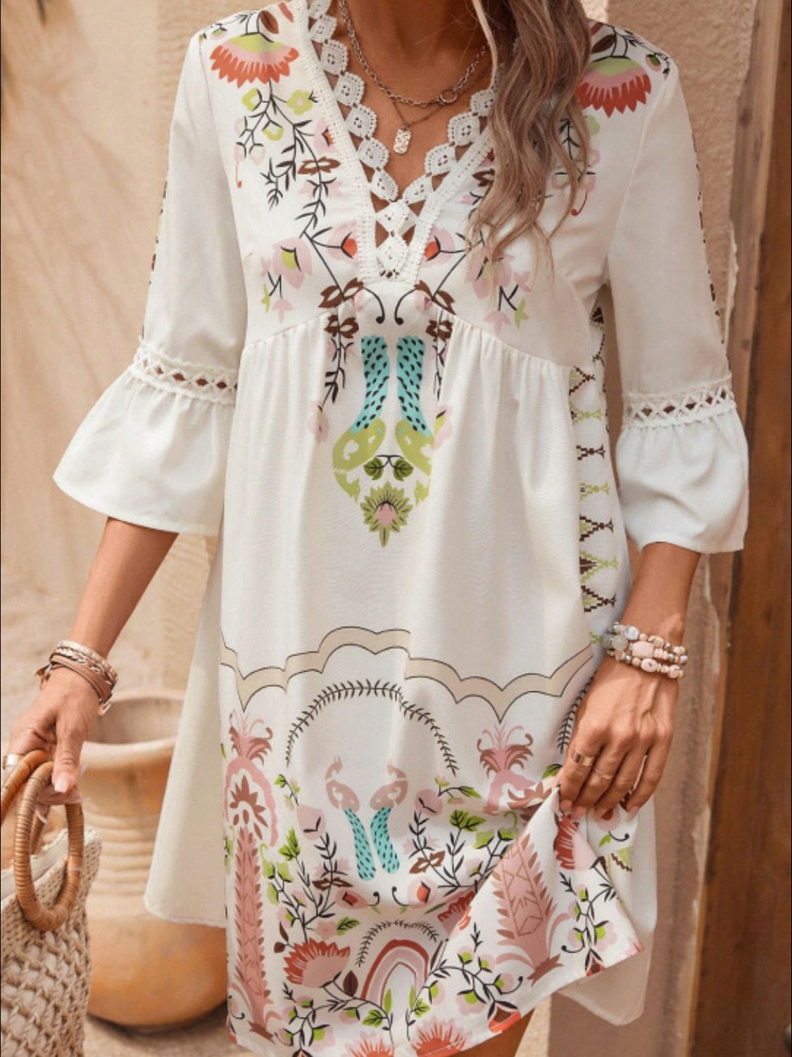 Vestido estampado mujer elegante con mangas y detalles bordados en tonos claros