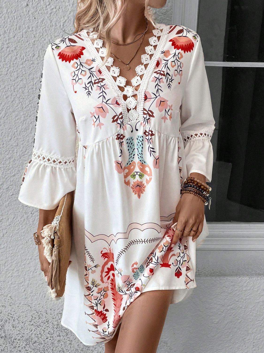 Vestido estampado mujer elegante blanco con mangas y bordados coloridos de flores