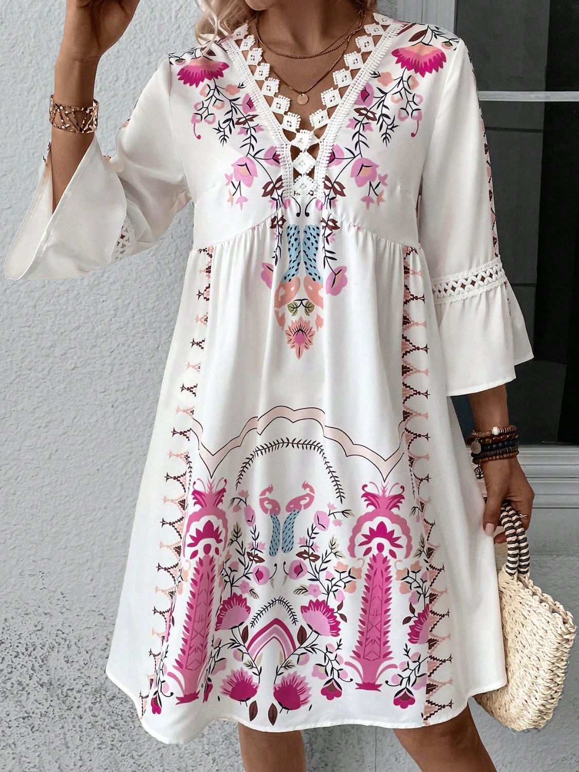 Vestido estampado mujer elegante de mangas largas con detalles florales en color blanco y rosa