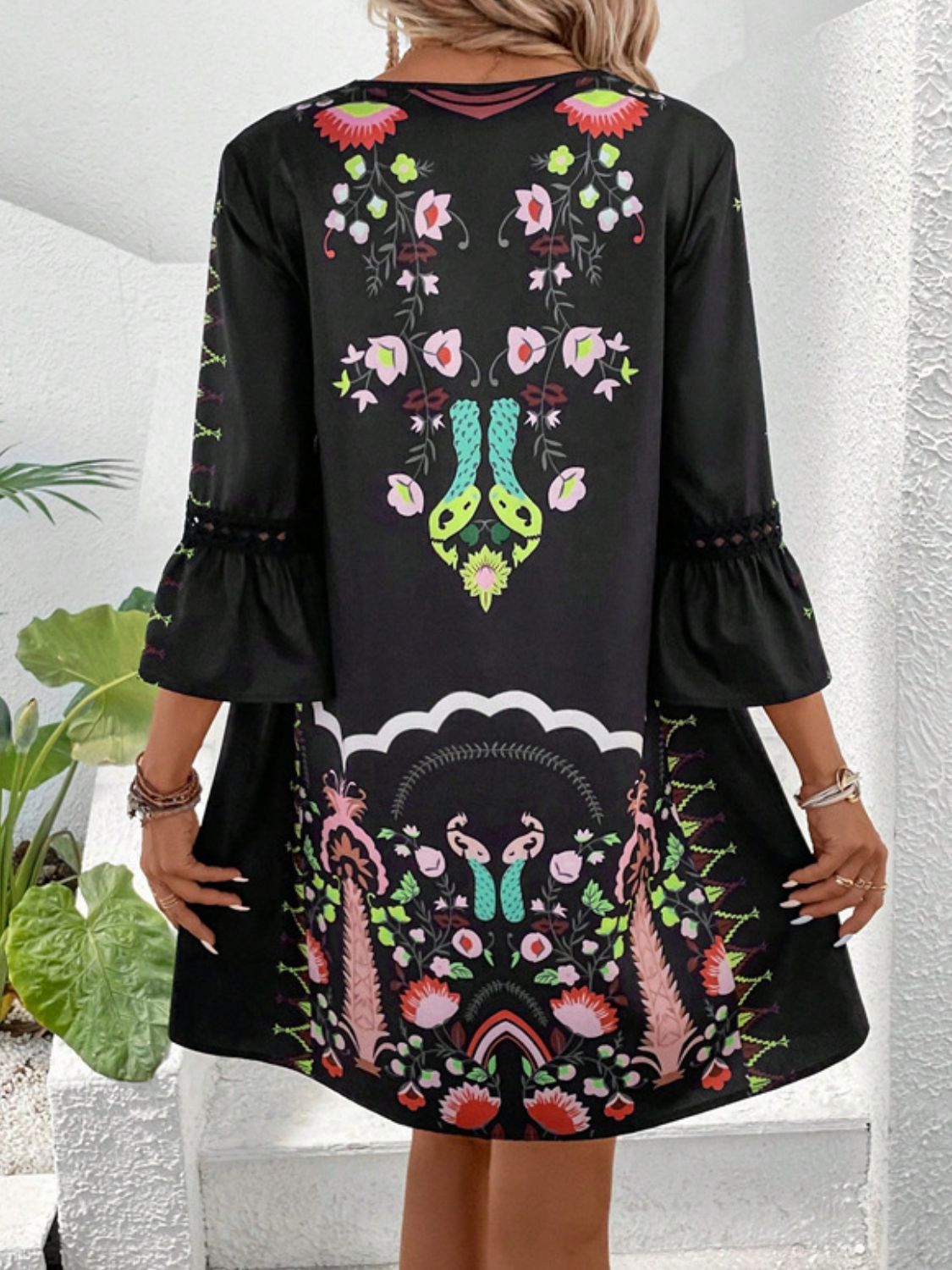 Vestido estampado mujer elegante de mangas con diseño colorido y detalle floral en negro