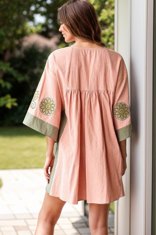 Mini vestido de Trendsi en color melocotón, con vestido manga tres cuartos y diseño floral en las mangas
