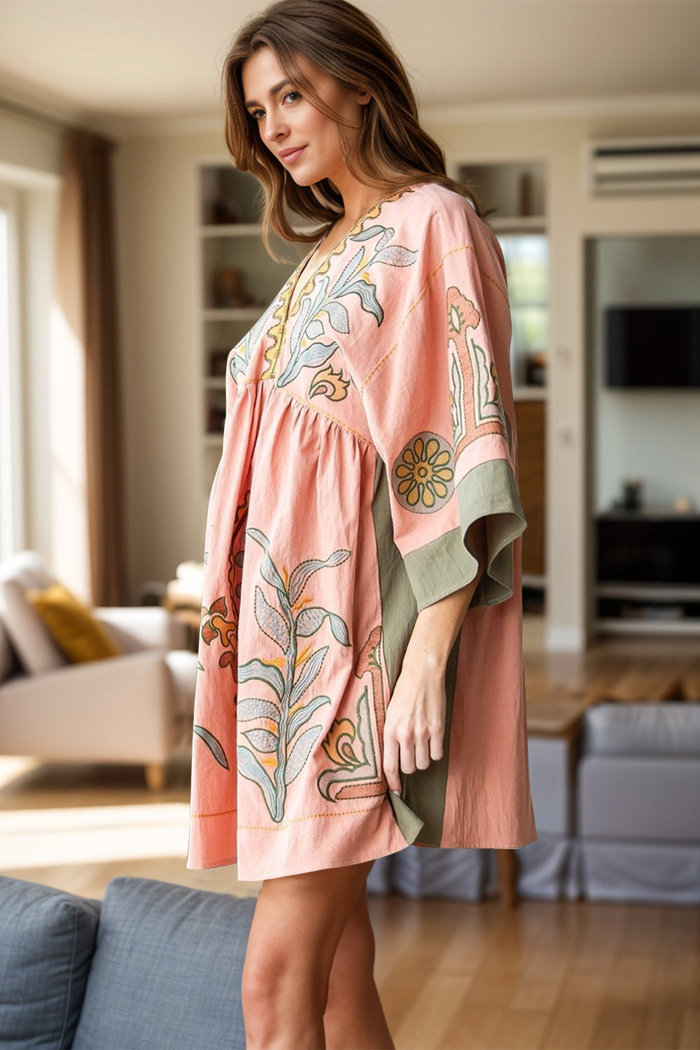Mini vestido manga tres cuartos de Trendsi con diseño floral en tonos pastel y corte fluido