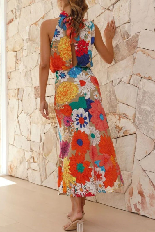 Vestido sin mangas elegante mujer con estampado floral colorido y detalle en la espalda.