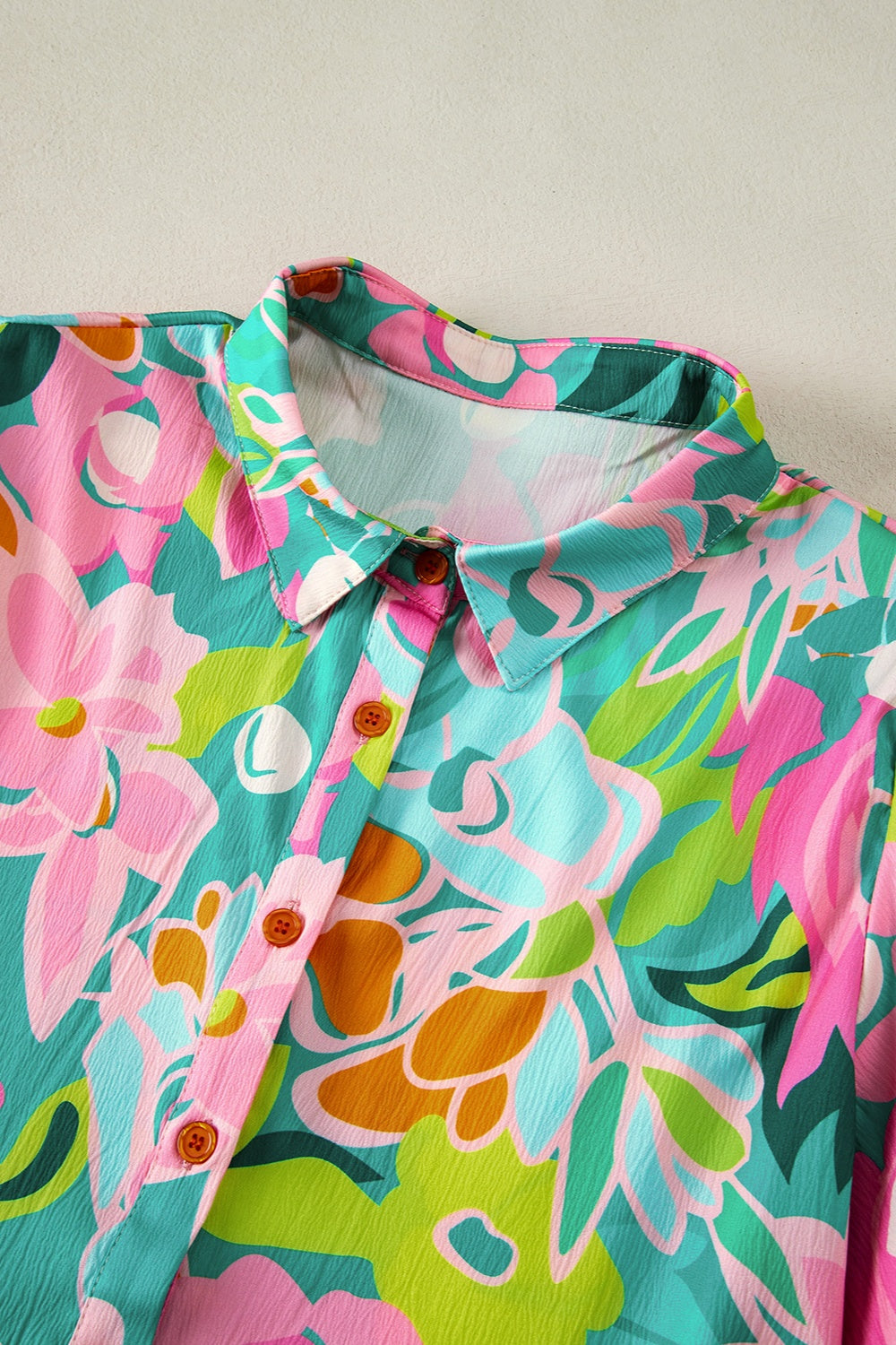 Mini vestido veraniego colorido con estampado floral y cuello en tono vibrante